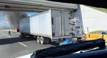 VIDEO | Choque e incendio de pipa y tráiler moviliza a cuerpos de emergencia en Apodaca