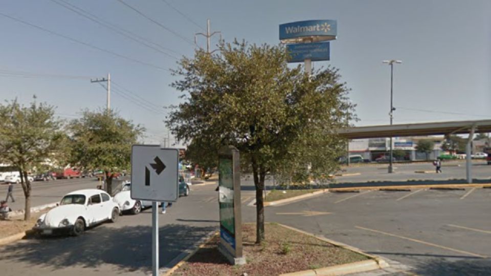 Policías de Guadalupe resguardaron el estacionamiento de Walmart Eloy Cavazos tras el ataque armado contra un hombre.