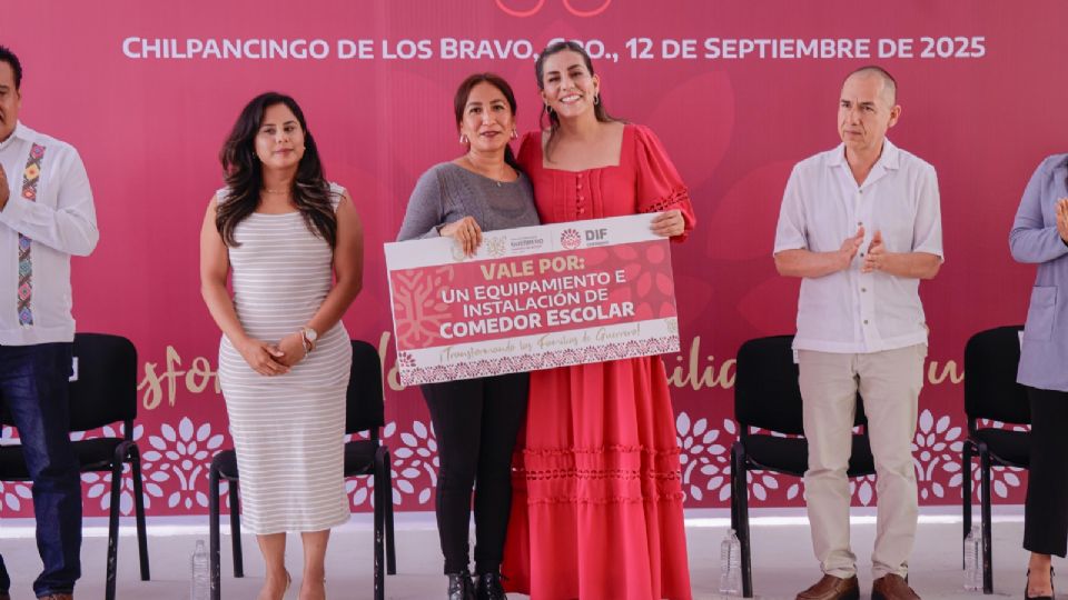 La entrega de equipamiento para comedores escolares.