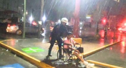 Policía de Guadalupe auxilia a hombre en silla de ruedas bajo la lluvia