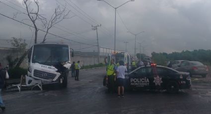 Choque frontal entre camión de transporte y camioneta deja siete lesionados en Monterrey