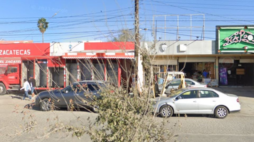 Policías y peritos resguardaron la escena del asalto en Apodaca, donde un comerciante fue asesinado frente a su negocio.