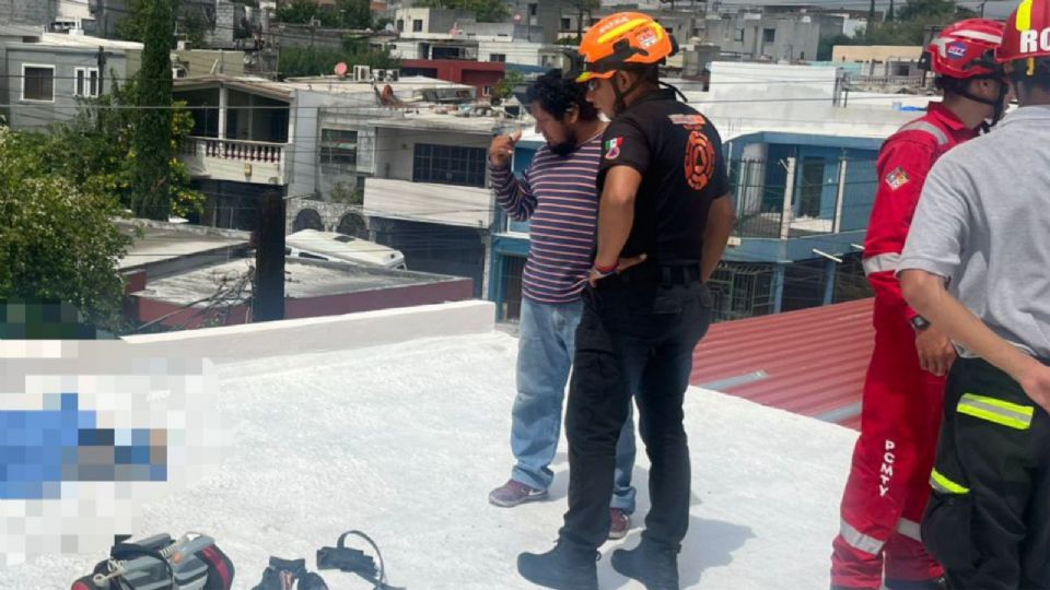 Protección Civil de Nuevo León acudió al lugar tras el reporte de una persona electrocutada en la colonia La Esperanza.