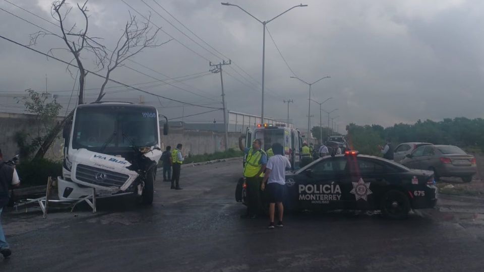Un camión de transporte de personal y una camioneta chocaron de frente en la colonia Paseo San Bernabé, dejando siete personas lesionadas.