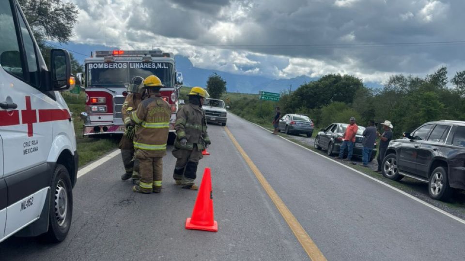 Autoridades acordonaron el área del accidente en la Carretera Linares-Galeana, donde un motociclista perdió la vida tras ser chocado por una camioneta.