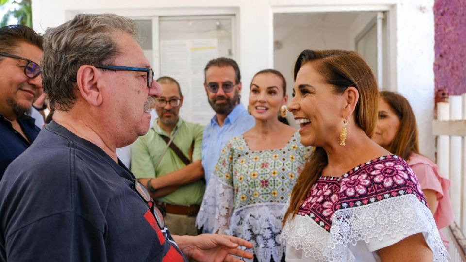 La gobernadora de Quintana Roo, Mara Lezama, y el director del FCE, Paco Ignacio Taibo II.