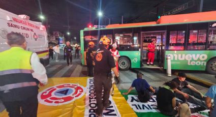 Choque de camión y auto deja 12 lesionados en el Centro de Monterrey