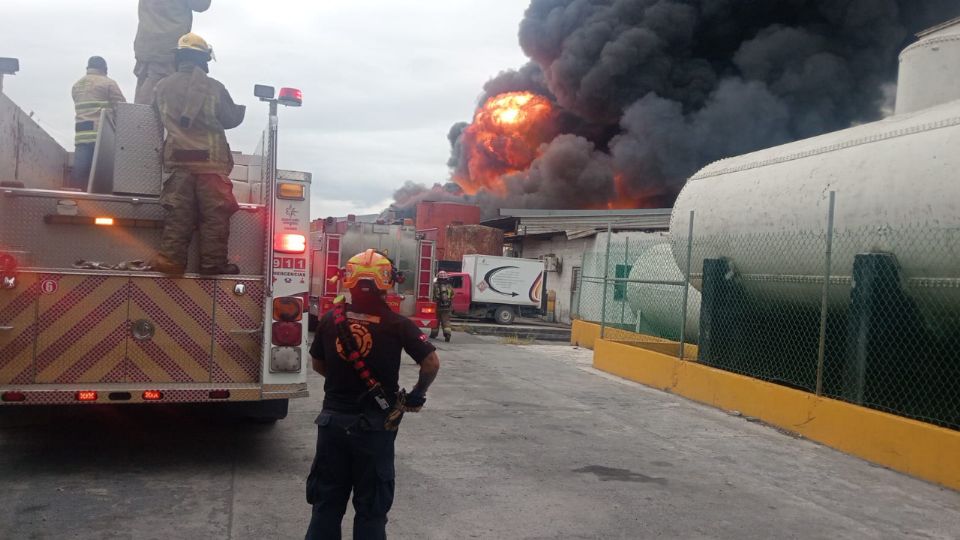 Bomberos de Nuevo León combaten el incendio en empresa de aceites comestibles en Apodaca.