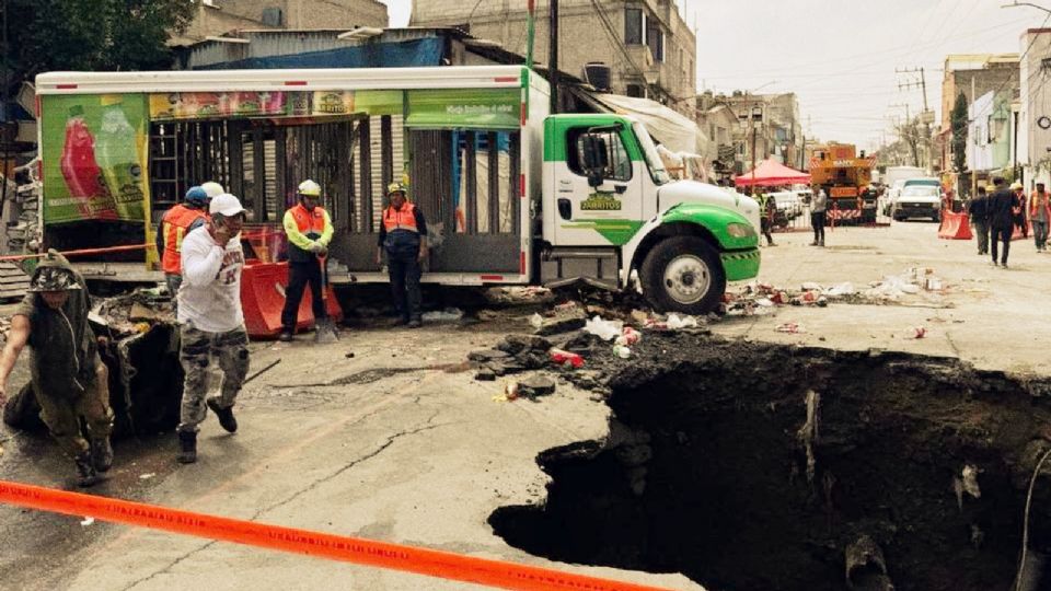 Socavón en la alcaldía Iztapalapa.