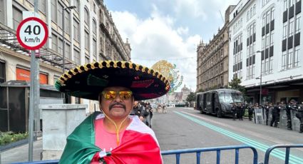 Familias completas acuden al Zócalo a presenciar ceremonia del Grito de Independencia