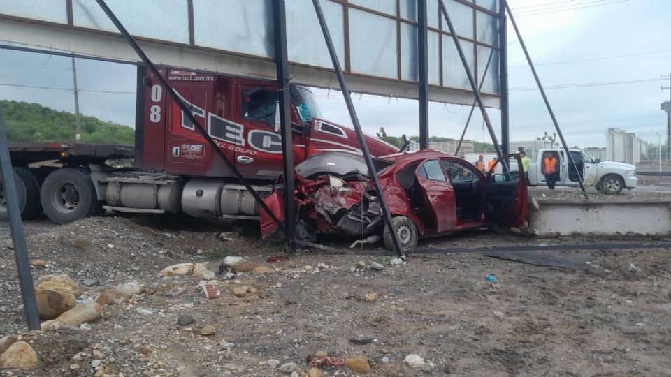 Los tripulantes del automóvil fueron arrastrados alrededor de 20 metros por la unidad de carga.