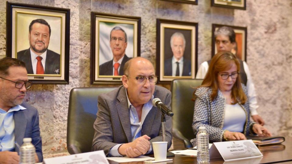 Los aumentos de impuestos de 87 por ciento a refrescos y de 90 por ciento a los intereses en bancos por ahorros y otros cobros, aplicarán porque el país está quebrado, alertan priístas en San Lázaro.