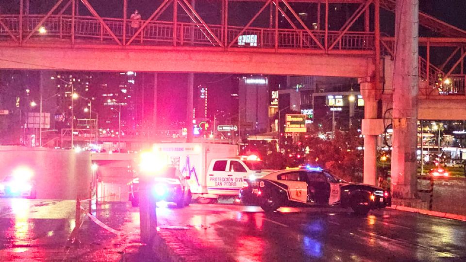 La avenida Lázaro Cárdenas fue cerrada tras el accidente que cobró la vida de un motociclista en San Pedro Garza García.