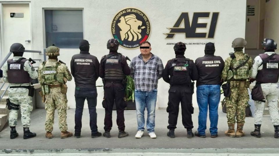 Fuerza Civil aseguró armas largas, cargadores y droga en una camioneta con placas de Texas, en la colonia Praderas de San Francisco, Escobedo.