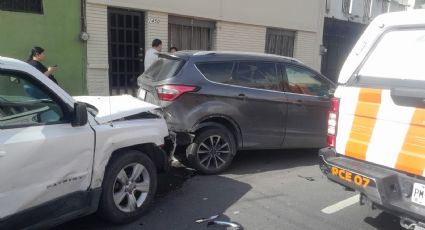 Accidente entre 4 vehículos deja 2 lesionados en el Centro de Monterrey