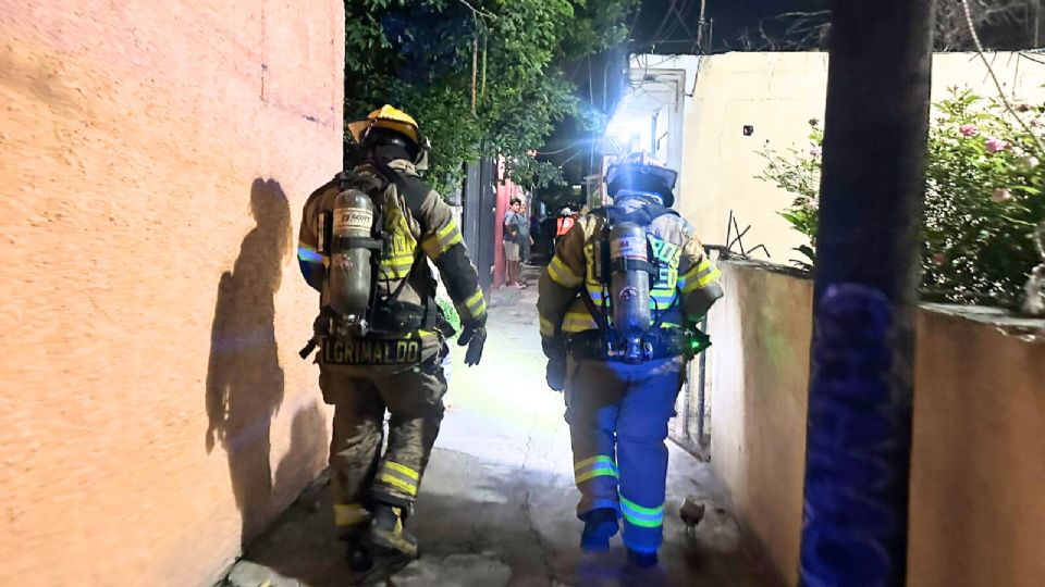 Protección Civil y Bomberos atendieron la explosión en una vivienda de Monterrey, donde una mujer resultó con graves quemaduras.