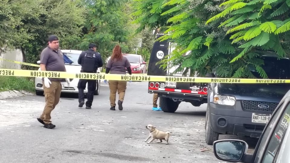 Peritos de la Fiscalía de Nuevo León acudieron al domicilio en Juárez donde fue hallado un hombre sin vida en estado de descomposición.