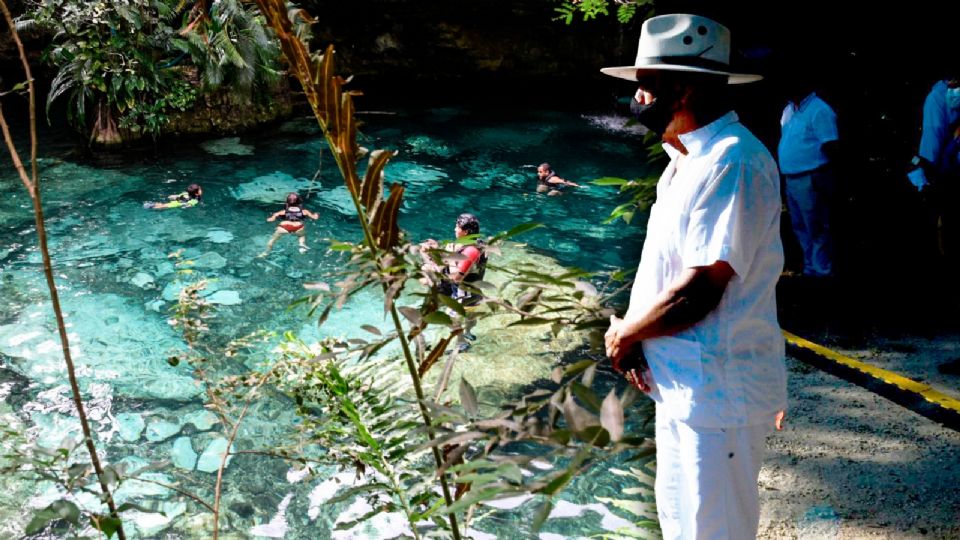 El Zacatón se caracteriza por su islote de zacate en el centro, el cual se mueve según las condiciones meteorológicas.