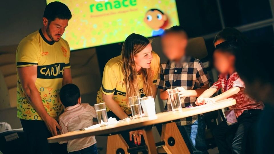 Samuel García y Mariana Rodríguez inauguraron una cancha deportiva en el Centro Capullos como parte de la cuarta etapa del proyecto.
