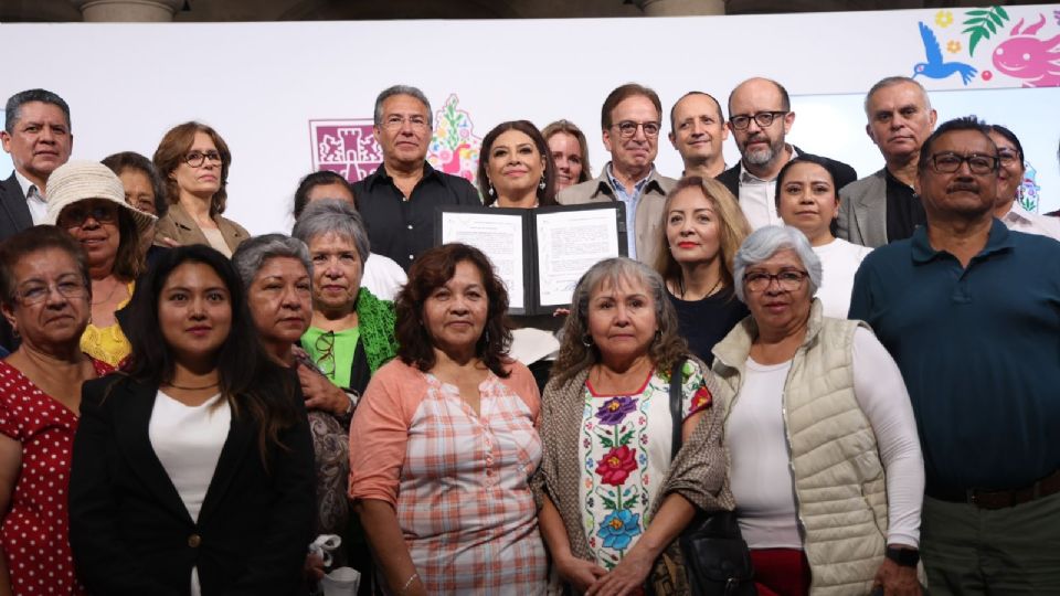 Clara Brugada firma el acuerdo junto a damnificados y funcionarios.