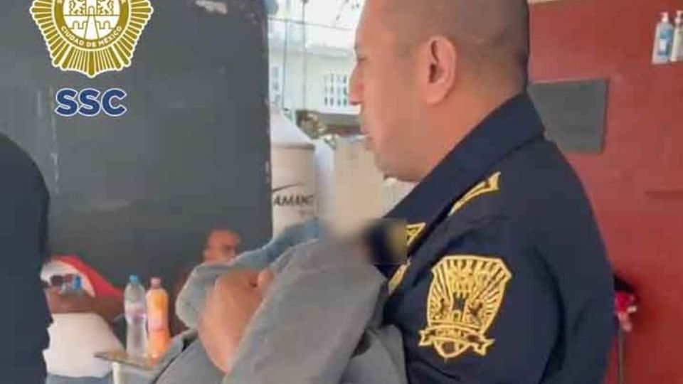 Los policías cargaron al niño, lo subieron a la patrulla.