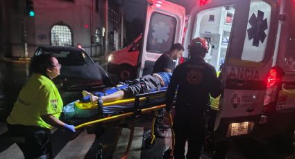 Sale proyectada mujer de auto tras choque en el centro de Monterrey