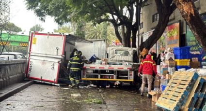 Caja de tractocamión cae y queda bloqueada vialidad de la lateral del Viaducto