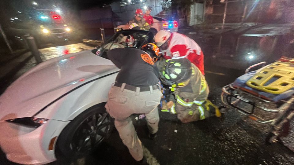 Protección Civil y Cruz Roja rescataron a un conductor atrapado tras un estrellamiento en la colonia Del Prado.
