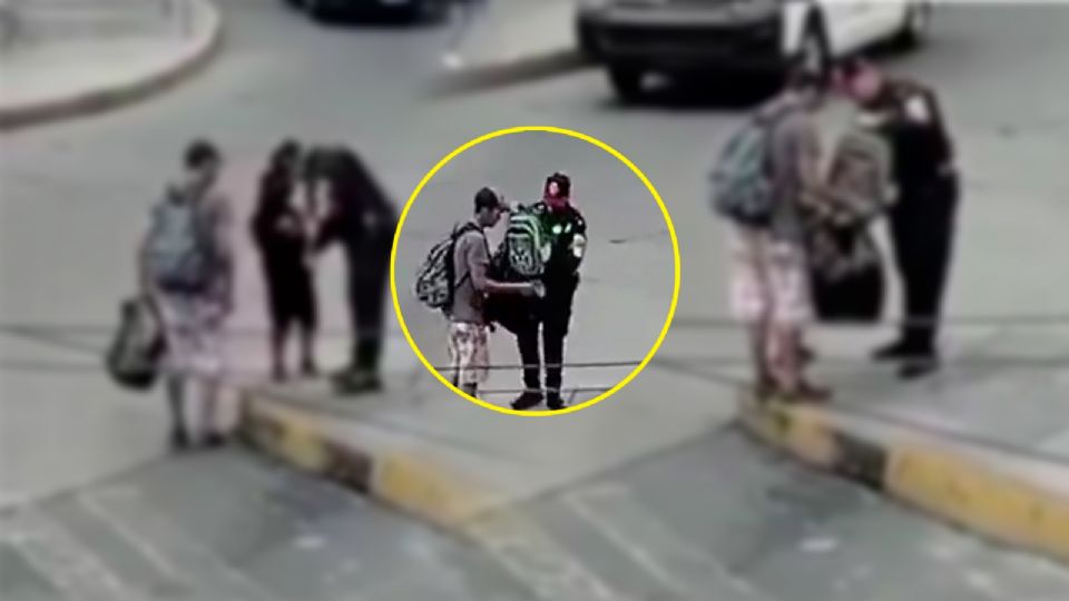 En el video se observa a un elemento de la Policía Bancaria de la CDMX cargando una bolsa negra, acompañado de dos personas.