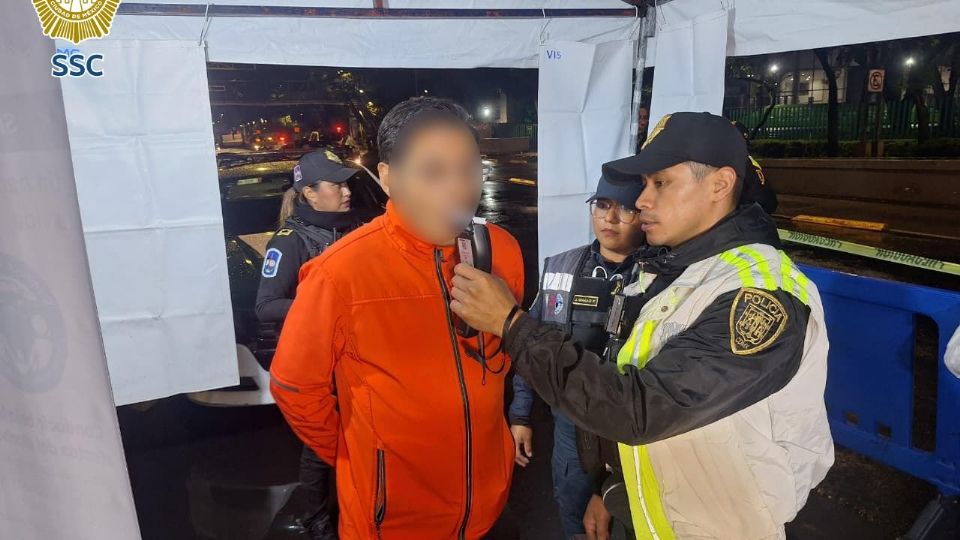 Conductores durante la prueba de alcoholemia de verano.