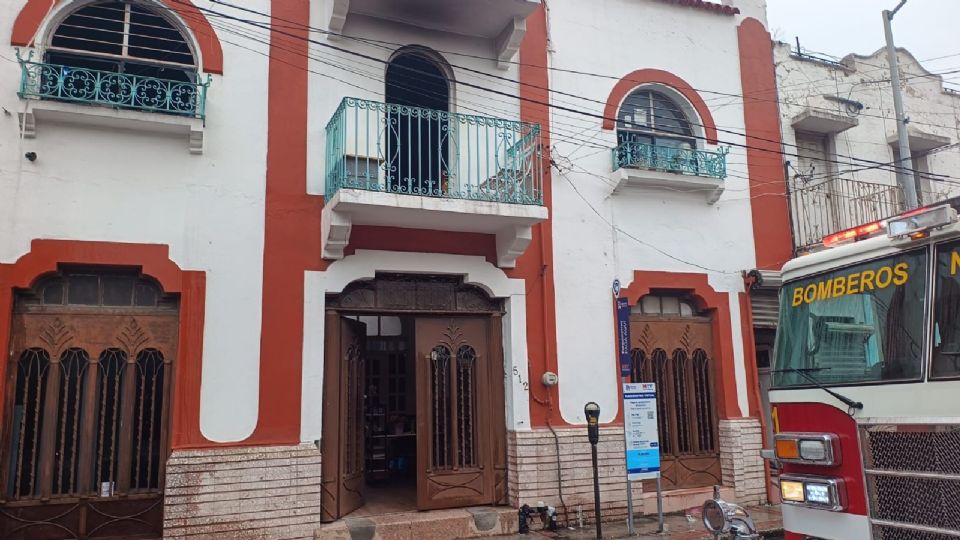 Bomberos y Protección Civil de Monterrey controlaron el incendio de un edificio del Centro utilizado como estudio de películas.