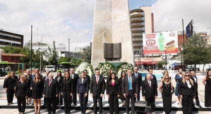 Monterrey celebra 429 años de su fundación con guardia de honor en el Obelisco