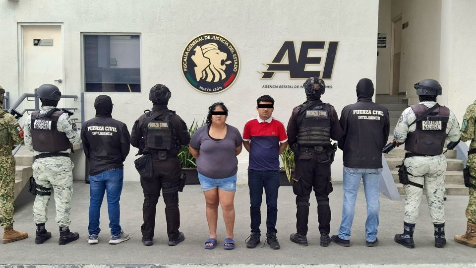 Elementos de Fuerza Civil y fuerzas federales aseguraron armas y droga durante la captura en Linares.