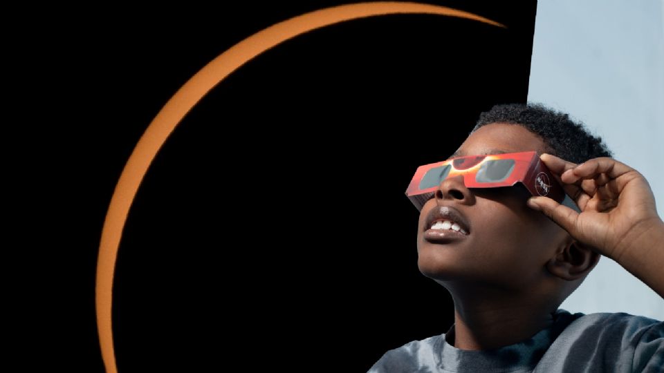 El eclipse solar 2025 cierra el calendario astronómico del año y millones de personas lo siguen EN VIVO a través de internet.