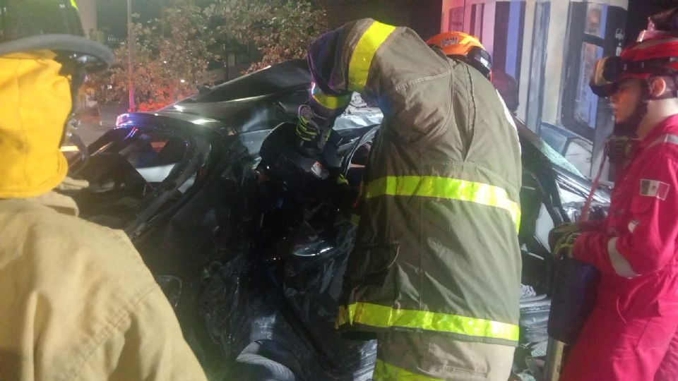 Protección Civil de Nuevo León utilizó equipo de rescate urbano para liberar el cuerpo del copiloto.