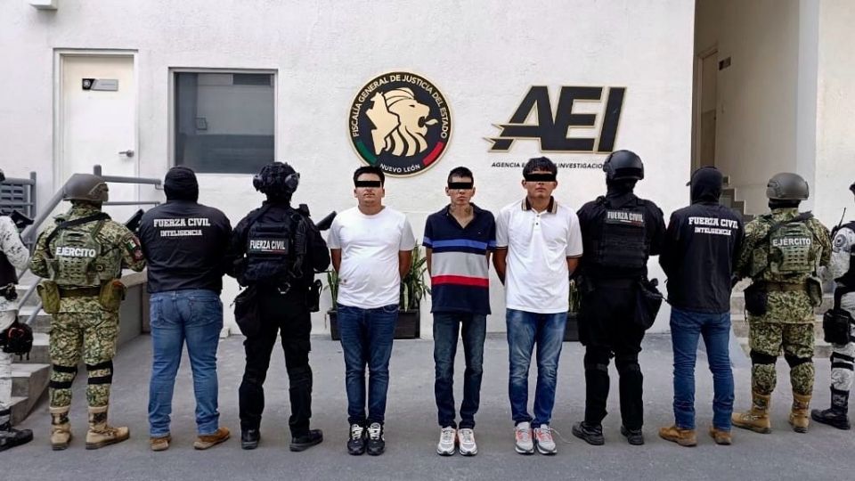 Fuerza Civil y corporaciones federales aseguraron armas y droga tras la captura de tres adultos y un menor en Salinas Victoria.