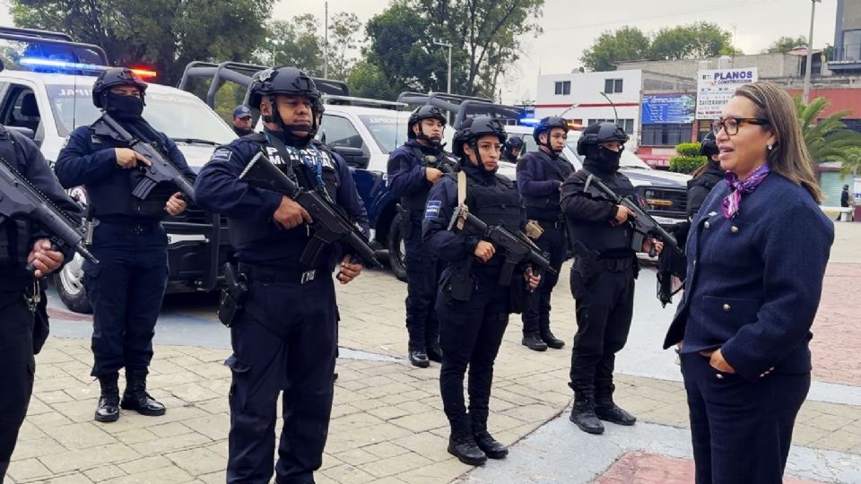 La presidenta municipal Azucena Cisneros Coss, despidió a las y los uniformados quienes estarán un mes de internamiento en la Unidad Naval de Operaciones Especiales de Marina.