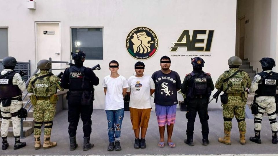 Fuerza Civil y corporaciones federales detuvieron a tres presuntos generadores de violencia en Linares, Nuevo León.