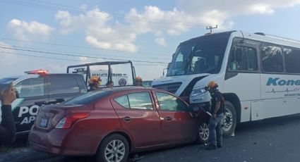Muere conductor tras choque frontal entre auto y transporte de personal en Apodaca