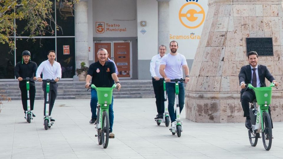 Autoridades estatales y municipales inauguraron en Guadalupe el sistema Lime de bicicletas y patines eléctricos.