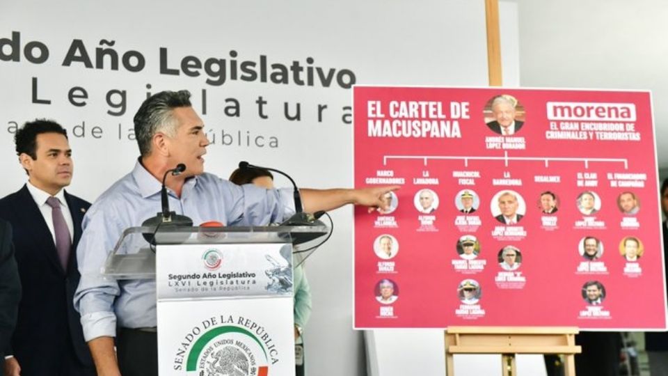 El dirigente del PRI, Alejandro Moreno, presenta al que llamó el 'Cártel de Macuspana'.