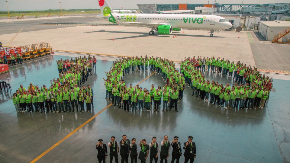 Viva Aerobus presentó en Monterrey su avión número 100, un Airbus A321 con diseño conmemorativo que simboliza la evolución y resiliencia de la aerolínea.
