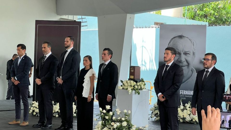 Familiares, funcionarios y ciudadanos rindieron homenaje a Mauricio Fernández Garza con una Guardia de Honor en San Pedro Garza García.