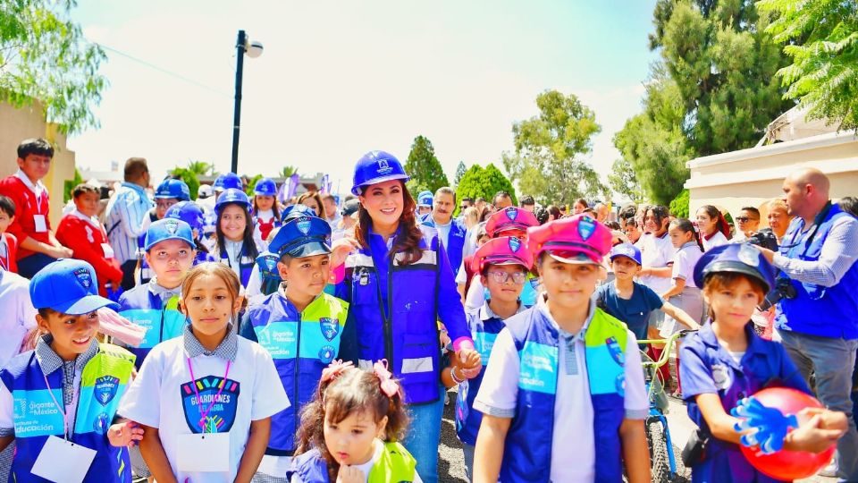 La gobernadora de Aguascalientes, Tere Jiménez, compartió con niños de la entidad.