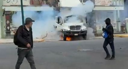 Normalistas de Ayotzinapa derriban puerta del Campo Militar 1 y queman un camión (videos)