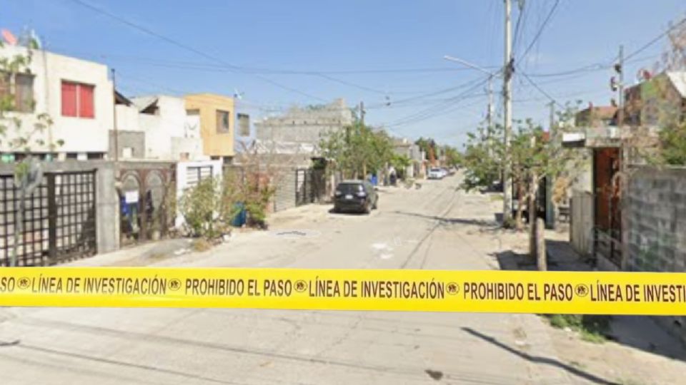 Policías y peritos resguardaron la vivienda en Escobedo donde un grupo armado ejecutó a tres personas.