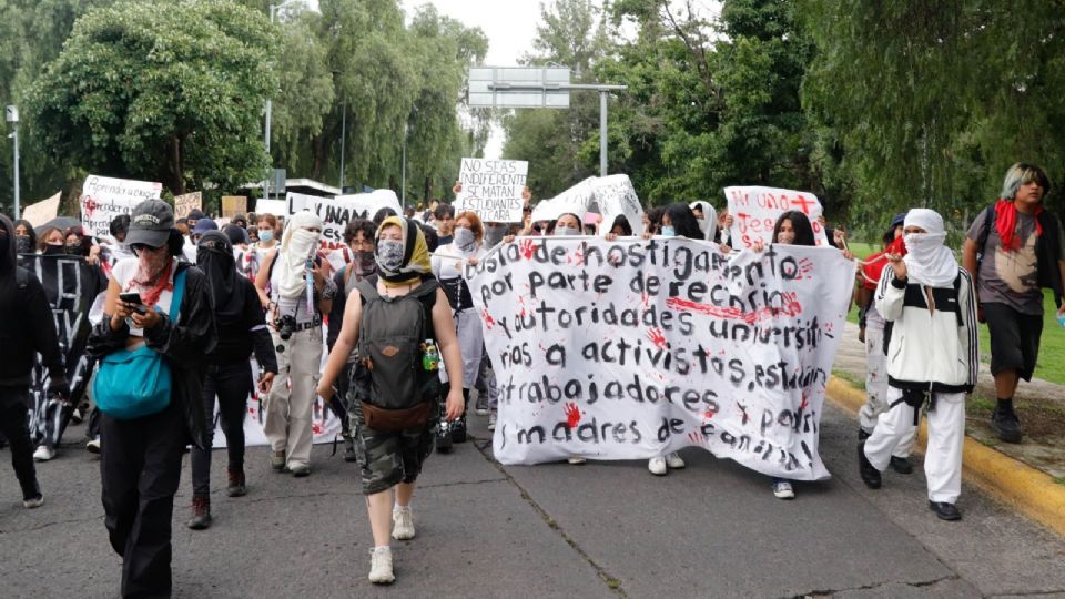 Estudiantes y padres de familia del CCH Sur marcharon en una procesión en silencio para repudiar el acto violento en donde murió un estudiante de ese plantel.