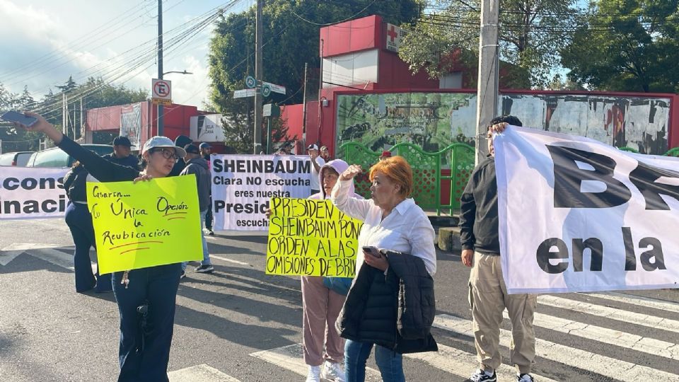 Manifestantes bloquean la avenida Rómulo O’Farril al cruce con Calzada de Las Aguilas, alcaldía Álvaro Obregón.