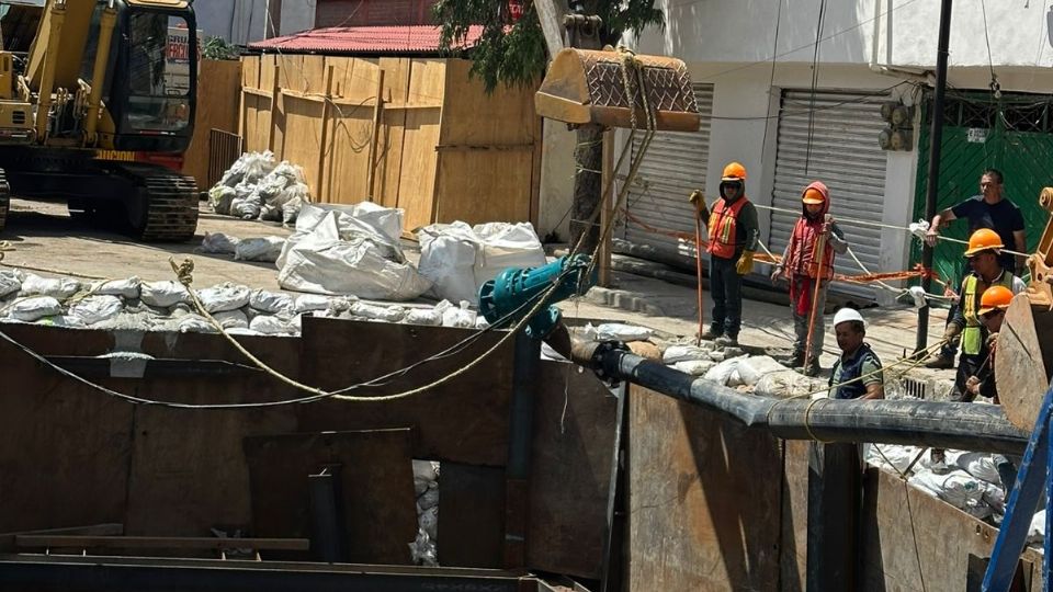 Avanza reparación del socavón de Iztapalapa.