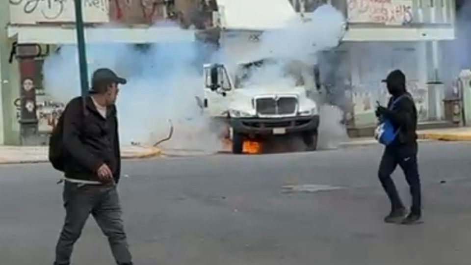 Estudiantes de Ayotzinapa estrellan camión contra la puerta del Campo Militar 1 y le prendieron fuego.